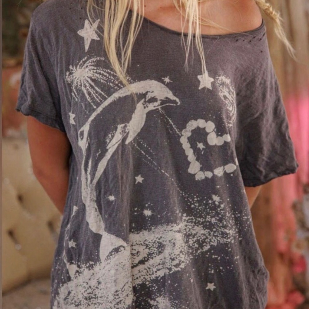 Magnolia Pearl Sky Dolphin Tee in Ozzy color - Picture 8 of 11